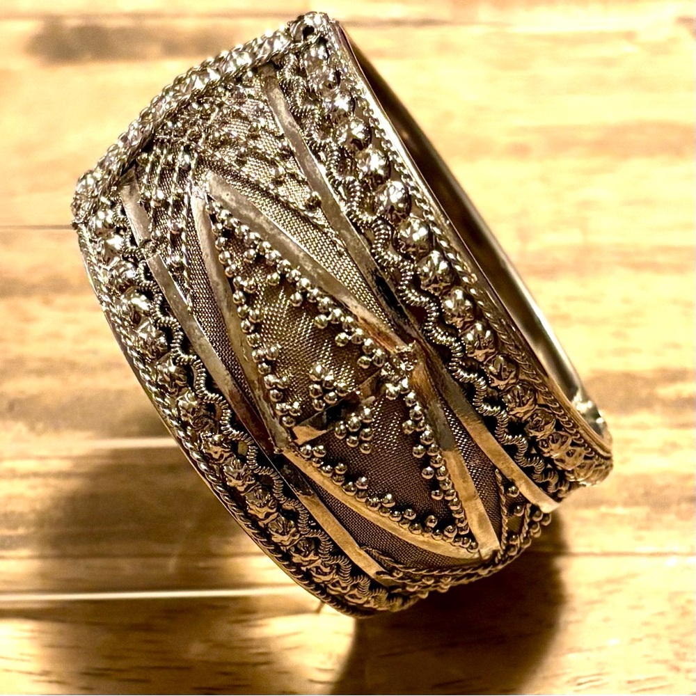 Elegant Women's silver-tone Bracelet